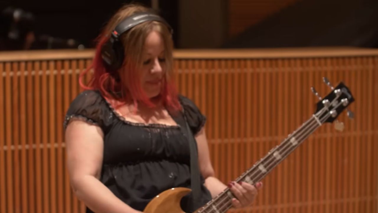 Jennifer Finch, baixista e integrante fundadora do L7, em foto de divulgação da banda.