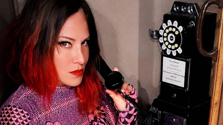 Jennifer Finch, baixista do L7, em registro compartilhado nas redes sociais antes de sua morte aos 59 anos.