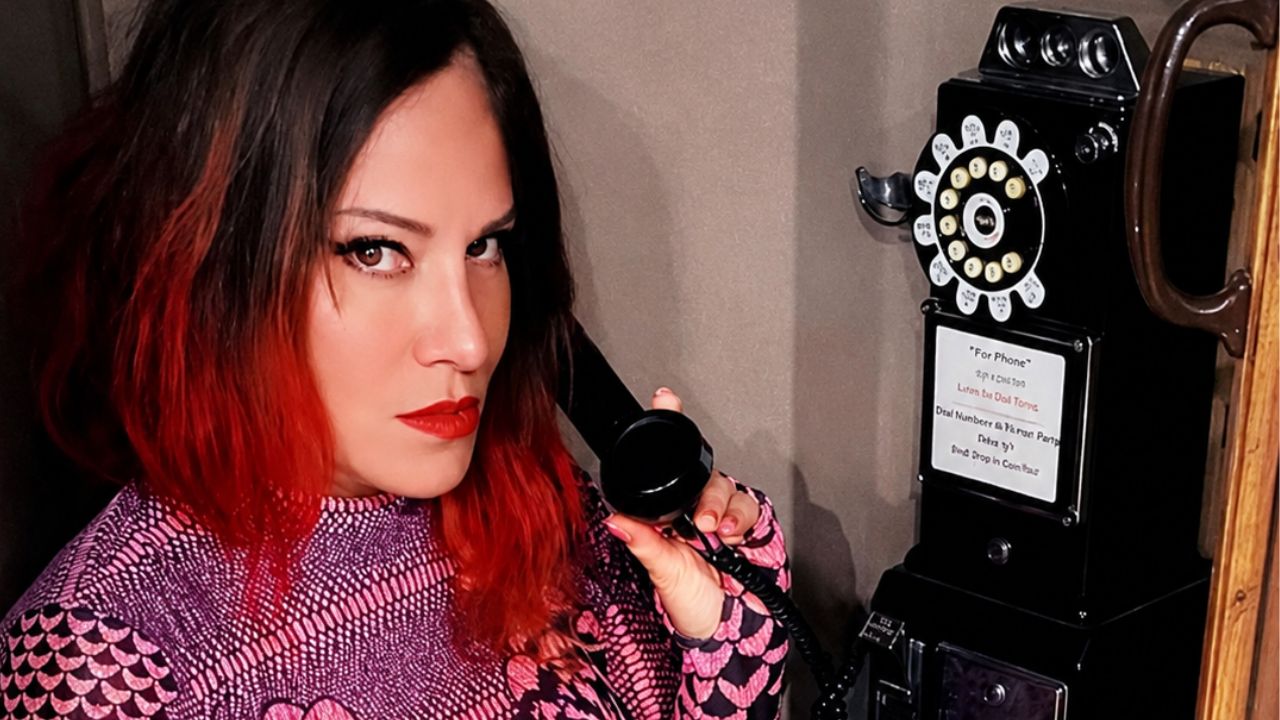 Jennifer Finch, baixista do L7, em registro compartilhado nas redes sociais antes de sua morte aos 59 anos.