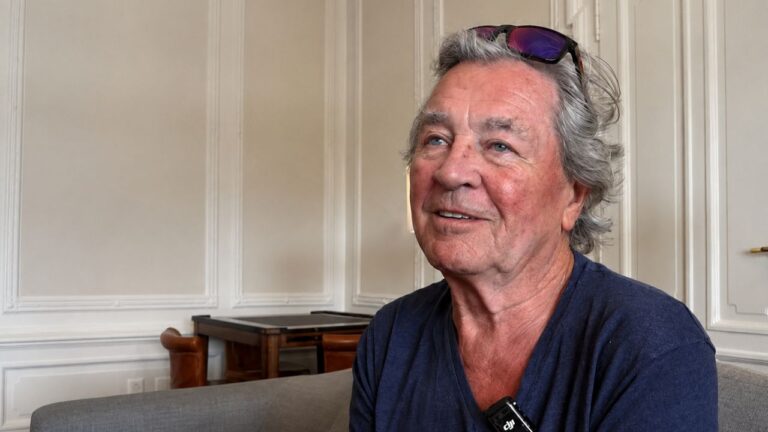 Ian Gillan, vocalista do Deep Purple, durante apresentação ao vivo após esclarecer rumores sobre aposentadoria.