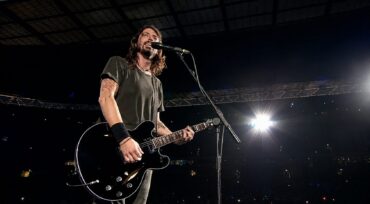 Dave Grohl durante apresentação do Foo Fighters, banda que pode retornar ao Brasil em 2027 segundo o jornalista José Norberto Flesch.