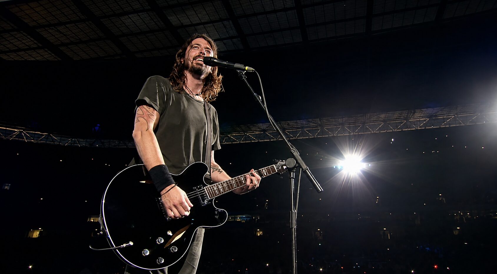Dave Grohl durante apresentação do Foo Fighters, banda que pode retornar ao Brasil em 2027 segundo o jornalista José Norberto Flesch.