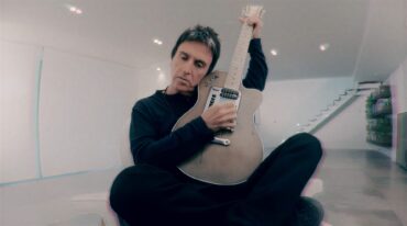 Johnny Marr durante apresentação ao vivo, anunciando seu show único no Brasil em novembro de 2026, no Tokio Marine Hall, em São Paulo.