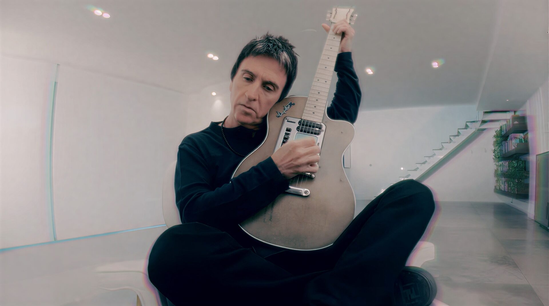 Johnny Marr durante apresentação ao vivo, anunciando seu show único no Brasil em novembro de 2026, no Tokio Marine Hall, em São Paulo.