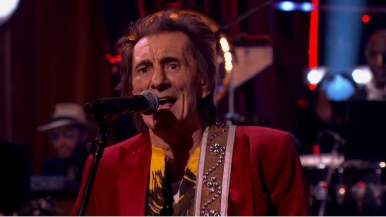 Ronnie Wood, guitarrista dos Rolling Stones, durante apresentação ao vivo anunciando a turnê Fearless: Anthology 1965–2025, que terá show em São Paulo em novembro de 2026.