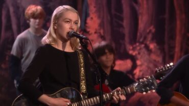 Phoebe Bridgers durante apresentação no The Tonight Show em 2026, divulgando o álbum Lost Weekend