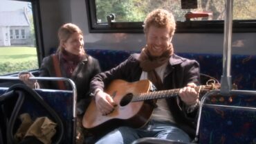 Glen Hansard se apresenta ao vivo durante show em 2026, poucos meses antes de sua morte aos 56 anos.