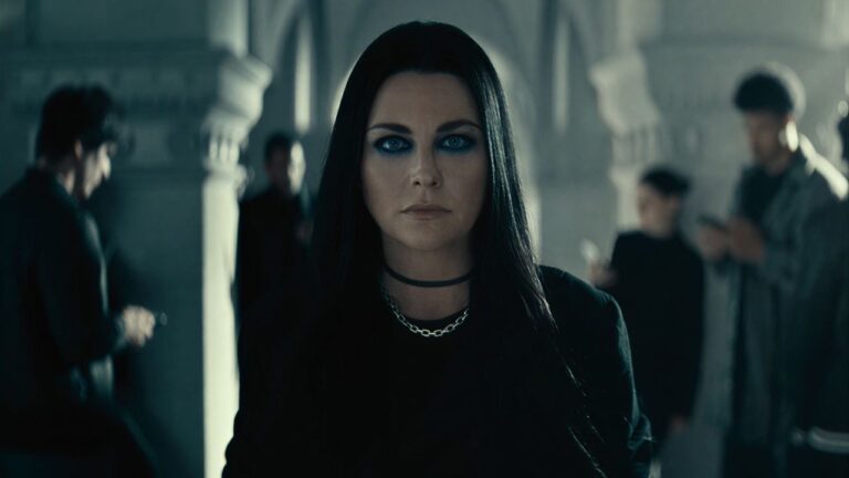 Amy Lee em cena do videoclipe do Evanescence durante a divulgação da turnê mundial que deve terminar na América do Sul em 2027.