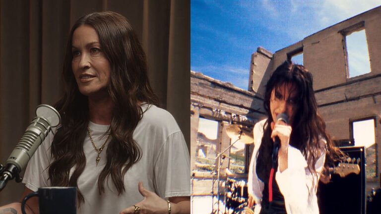 Alanis Morissette durante entrevista ao podcast Talk Easy, em que relembra o rótulo de "mulher raivosa" atribuído após o lançamento de You Oughta Know.