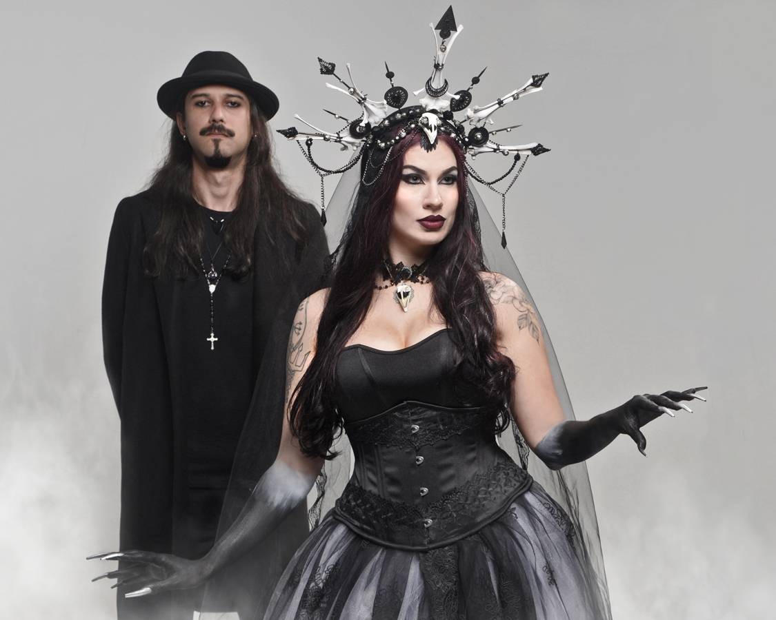 Soulwitch em apresentação com estética ritualística e elementos visuais do metal sinfônico