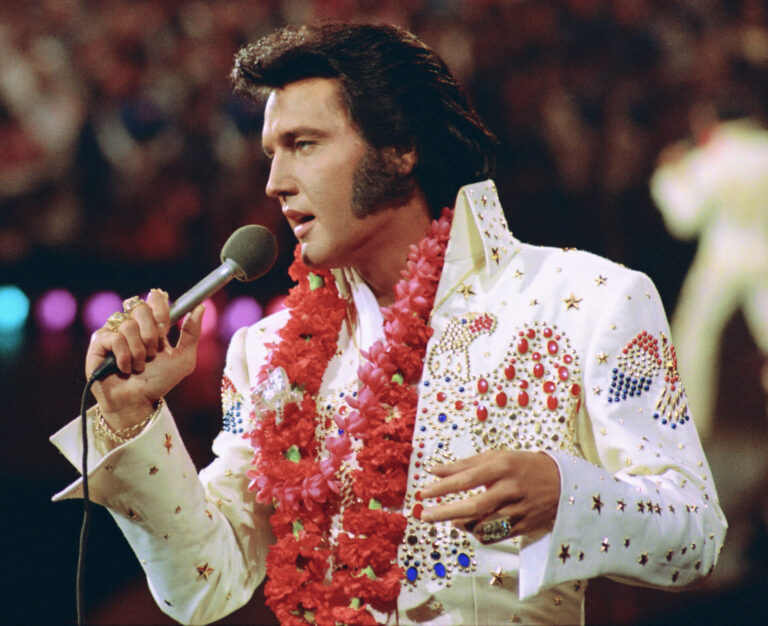 Elvis Presley durante apresentação histórica com elementos da turnê Elvis in Concert