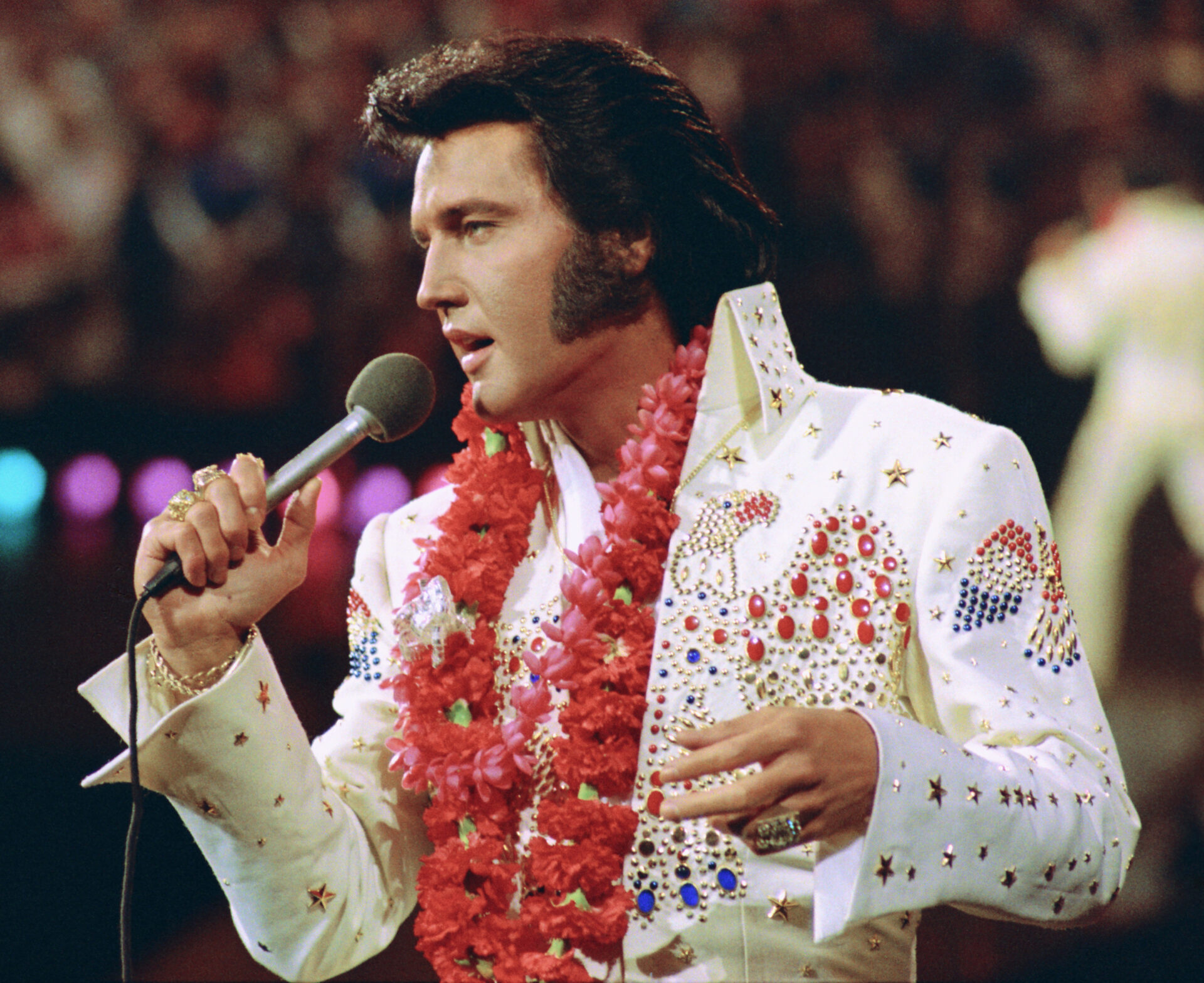 Elvis Presley durante apresentação histórica com elementos da turnê Elvis in Concert