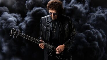 Tony Iommi durante sessão de divulgação do álbum solo From the Dark.