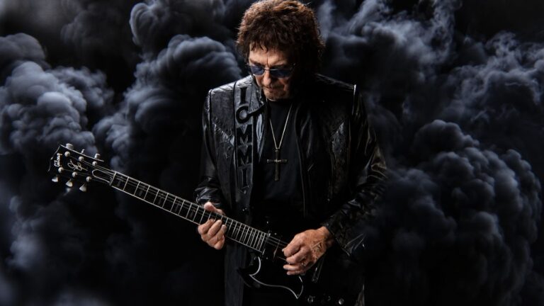 Tony Iommi durante sessão de divulgação do álbum solo From the Dark.