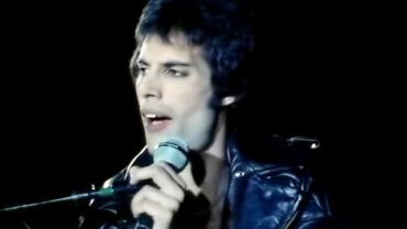 Don’t Stop Me Now do Queen com Freddie Mercury no videoclipe oficial