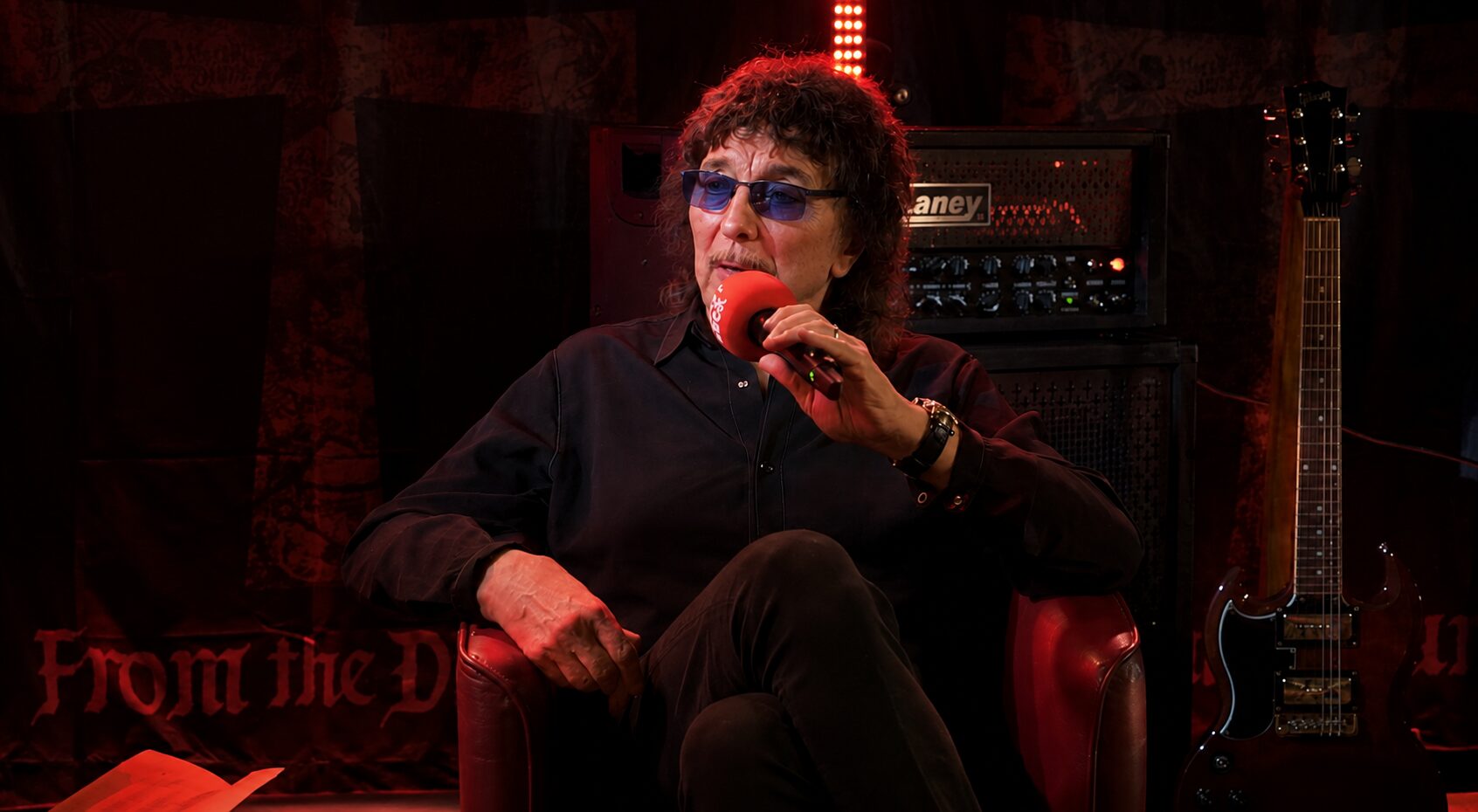 Tony Iommi durante entrevista à Planet Rock falando sobre seu processo de criação de riffs.