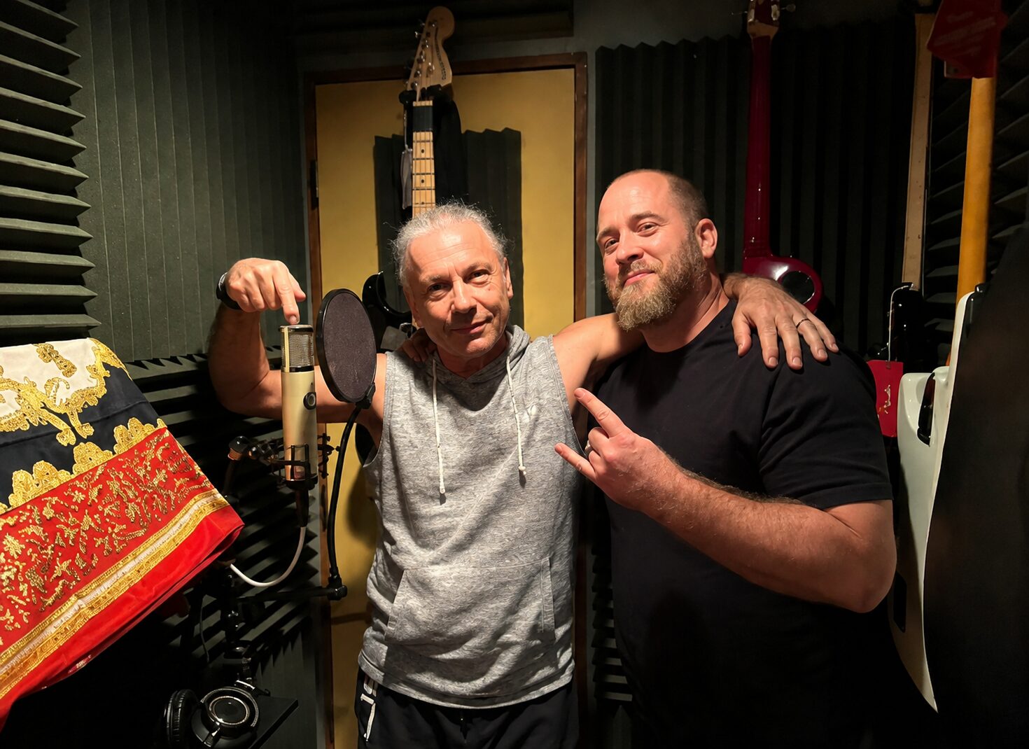 Bruce Dickinson posa ao lado do produtor Brendan Duffey após concluir os vocais do novo álbum solo.