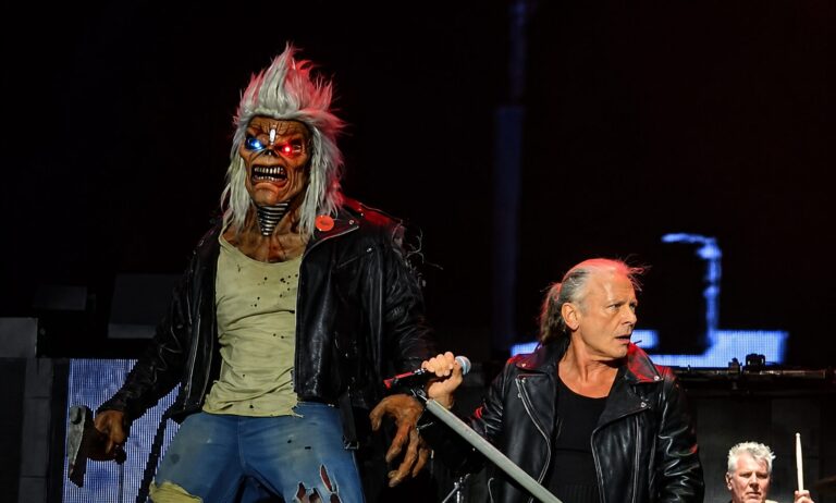 Público acompanha show do Iron Maiden durante a turnê Run For Your Lives World Tour, que passa por Curitiba em outubro de 2026.