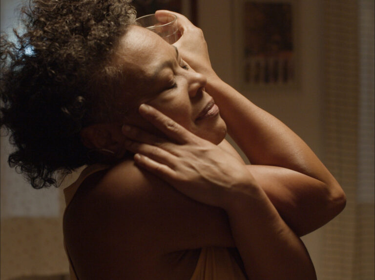 Cássia Damasceno em cena do filme Solange, que terá sessão gratuita no Cine Passeio em Curitiba.