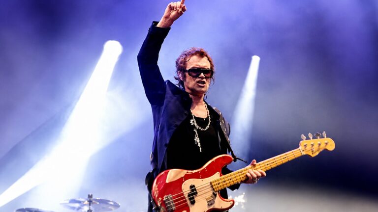 Glenn Hughes durante apresentação ao vivo antes de anunciar aposentadoria dos palcos por motivos de saúde.