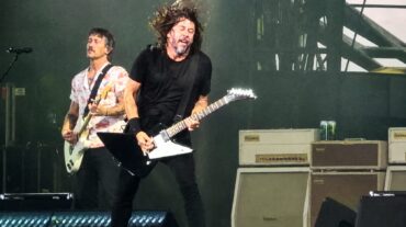 Dave Grohl durante o primeiro show da turnê Take Cover do Foo Fighters em Toronto, ao lado do Queens of the Stone Age.