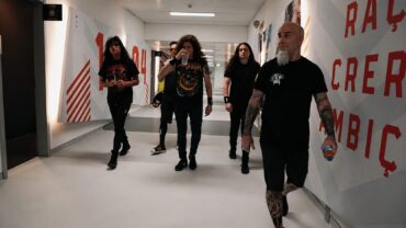 Integrantes do Anthrax em cena do videoclipe de Everybody's Got a Plan, gravado durante a turnê ao lado do Iron Maiden.