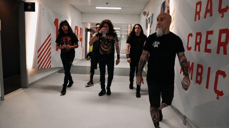 Integrantes do Anthrax em cena do videoclipe de Everybody's Got a Plan, gravado durante a turnê ao lado do Iron Maiden.