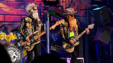 Billy Gibbons, do ZZ Top, durante apresentação da banda, que cancelou o show no Hollywood Bowl por motivos não detalhados.