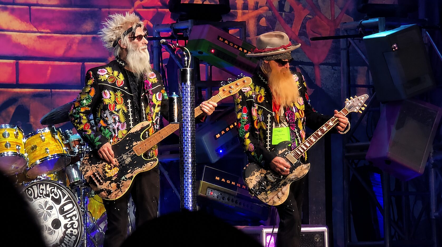 Billy Gibbons, do ZZ Top, durante apresentação da banda, que cancelou o show no Hollywood Bowl por motivos não detalhados.