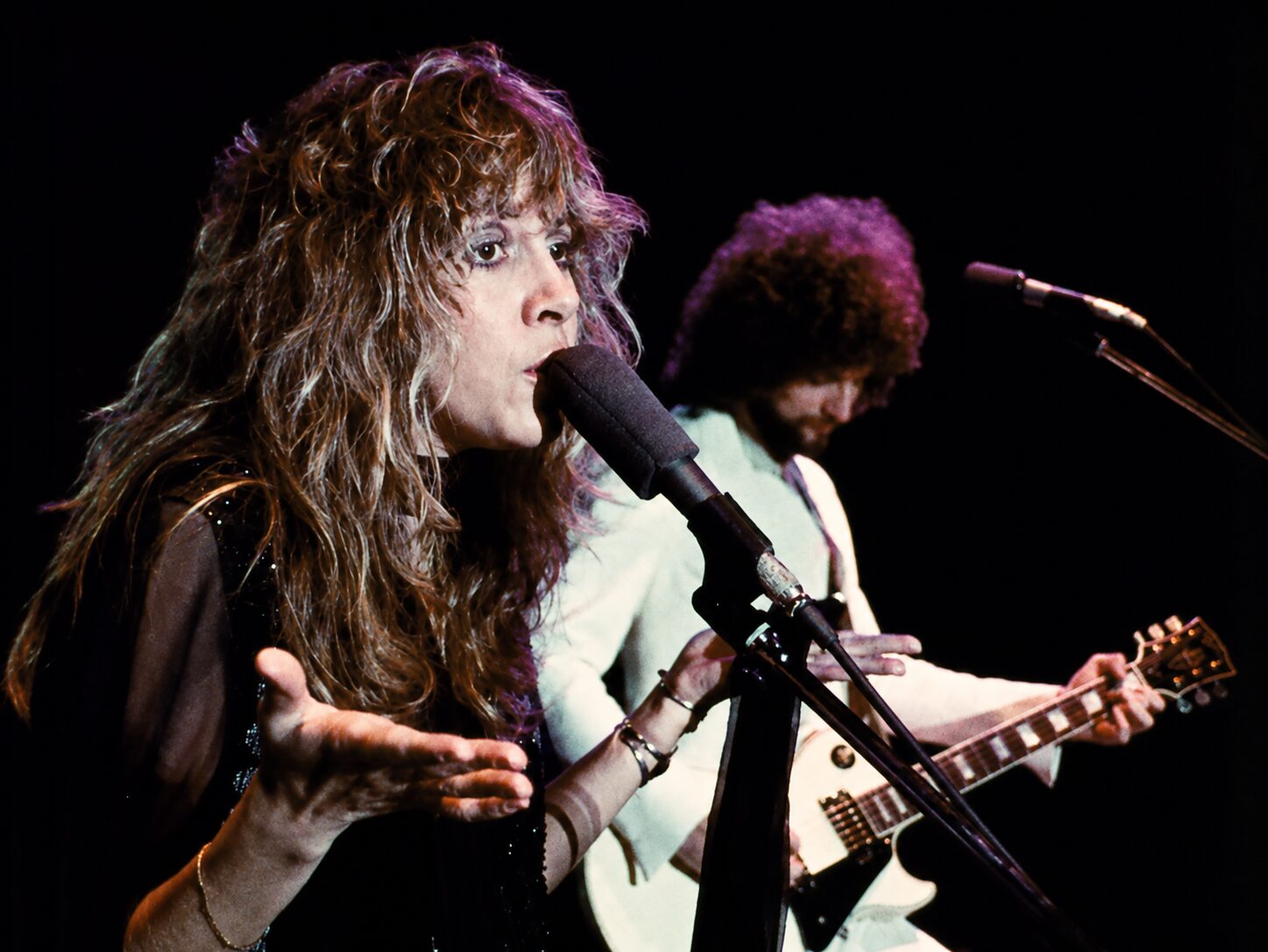 Lindsey Buckingham e Stevie Nicks durante apresentação do Fleetwood Mac, banda que pode anunciar novidades em 2027.