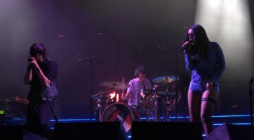 The Strokes recebem Charli XCX no palco do Outside Lands para cantar Take It or Leave It