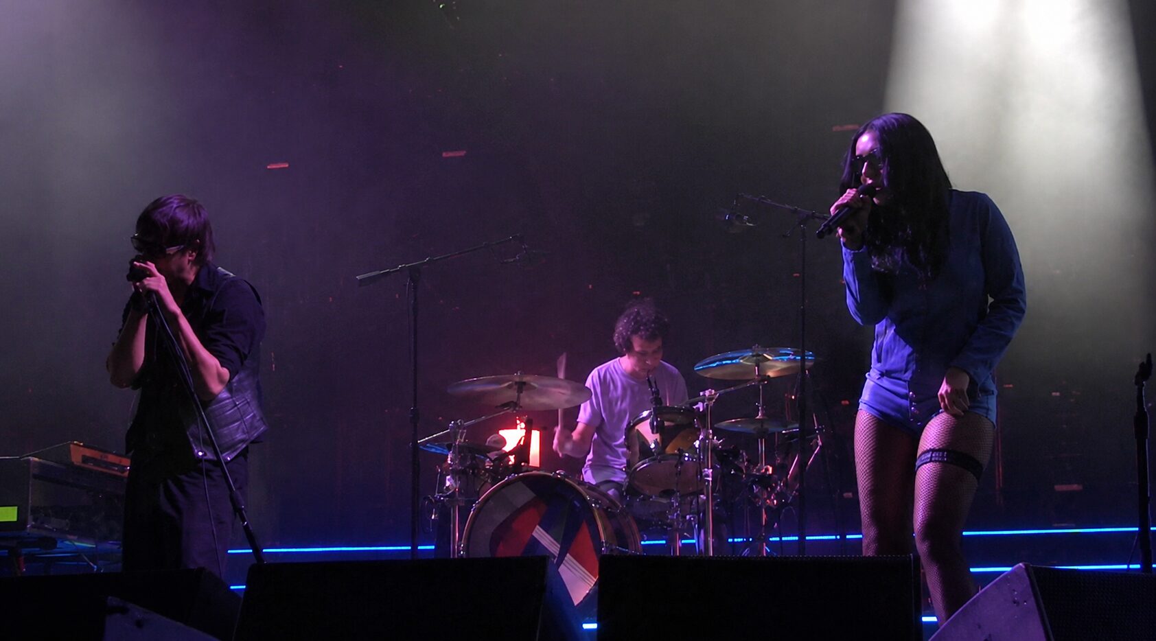 The Strokes recebem Charli XCX no palco do Outside Lands para cantar Take It or Leave It