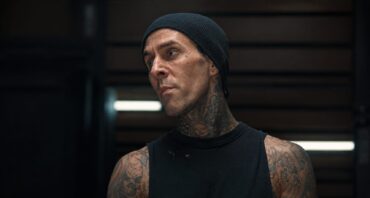 Travis Barker em imagem do documentário Louder Than Fear com Taylor Hawkins