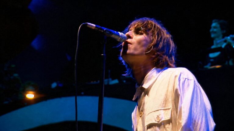 Oasis se apresenta em Knebworth em 1996 diante de milhares de fãs