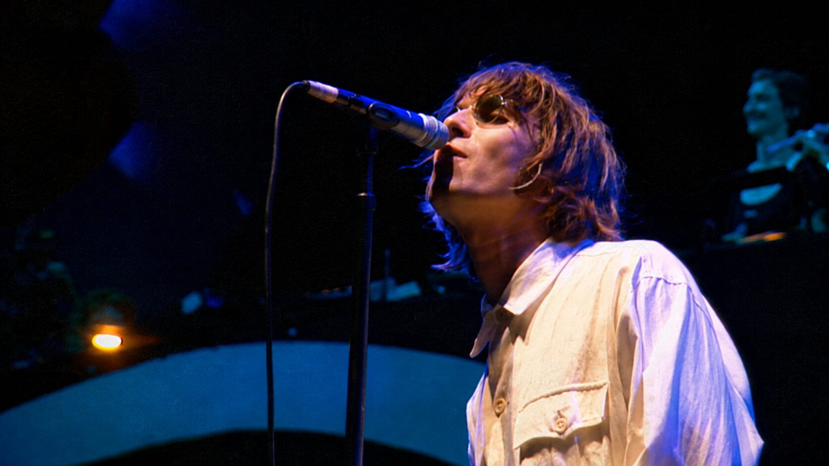 Oasis se apresenta em Knebworth em 1996 diante de milhares de fãs