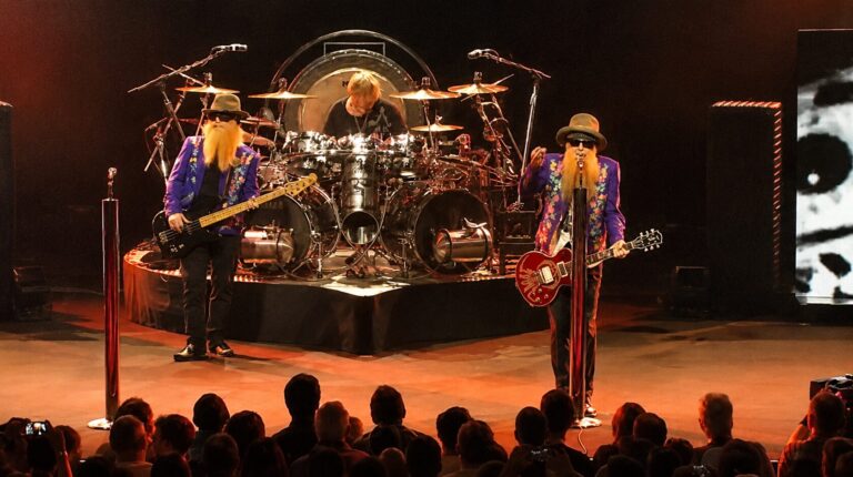 Frank Beard tocando bateria com o ZZ Top durante apresentação ao vivo