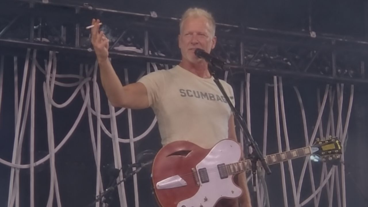 Josh Homme fuma durante show do Queens of the Stone Age no Ford Field em Detroit
