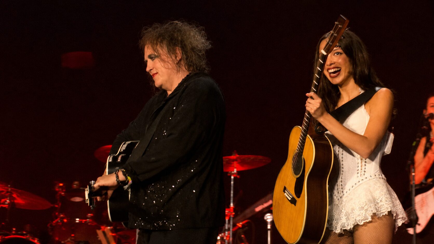 Olivia Rodrigo e Robert Smith durante apresentação ao vivo