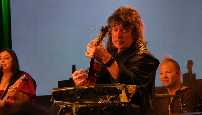 Ritchie Blackmore anuncia participação especial com o Deep Purple após 33 anos