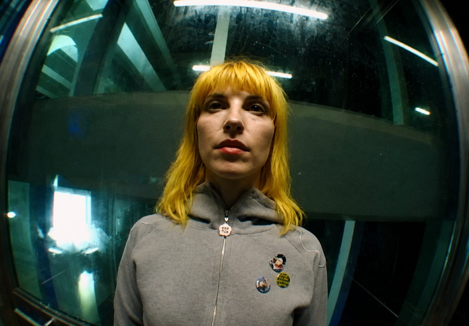Hayley Williams durante apresentação em 2026, relacionada ao lançamento do EP2 do Power Snatch