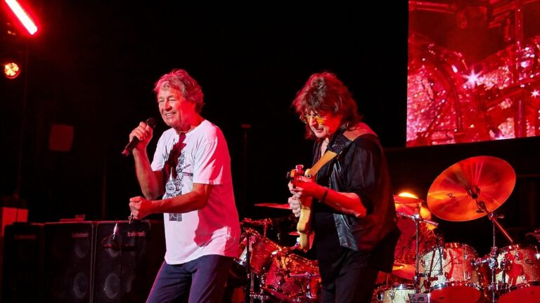 Ritchie Blackmore toca guitarra ao lado do Deep Purple durante apresentação de Smoke on the Water em Nova York