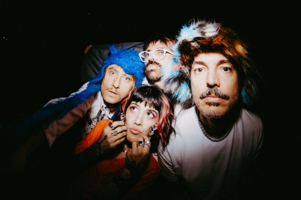 Supercombo em cena do short film que reúne os clipes de “Como Se Fosse Ontem” e “Deixa a Maré Te Levar”