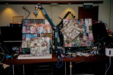 King Gizzard & the Lizard Wizard durante a divulgação do álbum Alien Metal