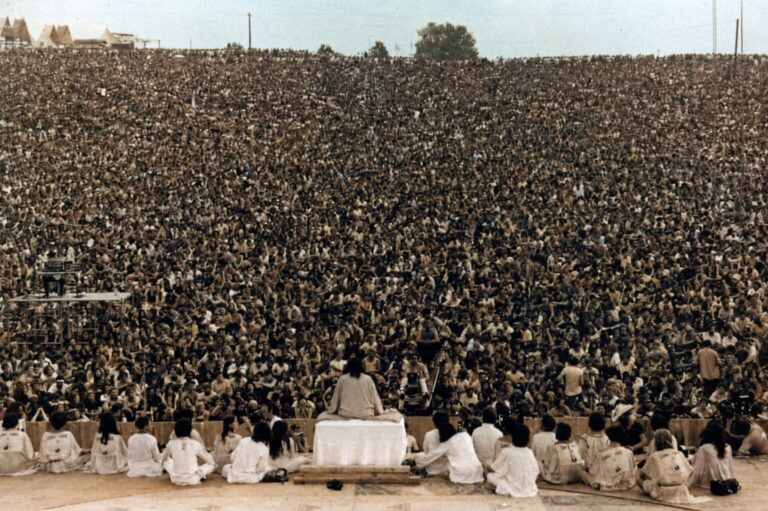 Público reunido durante o festival Woodstock 1969 em Bethel, Nova York