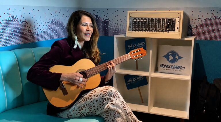 Izabella Rocha conversa com Gustavo Fonseca durante entrevista à Mundo Livre FM