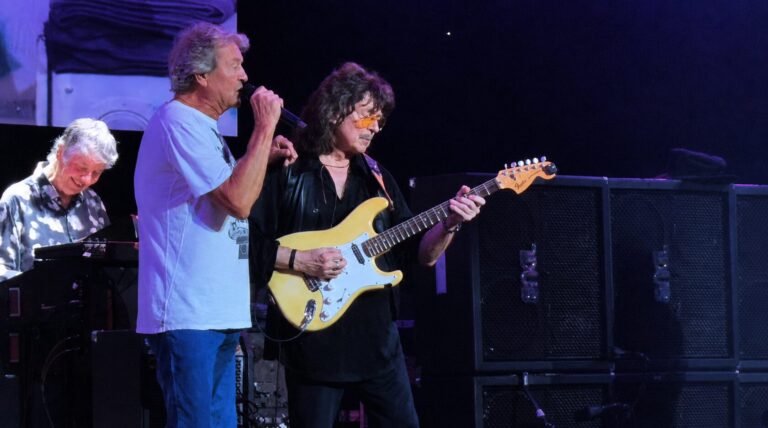 Ritchie Blackmore toca guitarra ao lado do Deep Purple durante reencontro após 33 anos