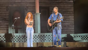 Noah Kahan e Chappell Roan apresentam “California” juntos durante show no Rose Bowl em Pasadena