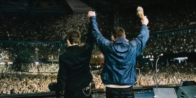 Liam e Noel Gallagher no trailer do documentário Oasis: Don’t Look Back in Anger sobre a reunião da banda