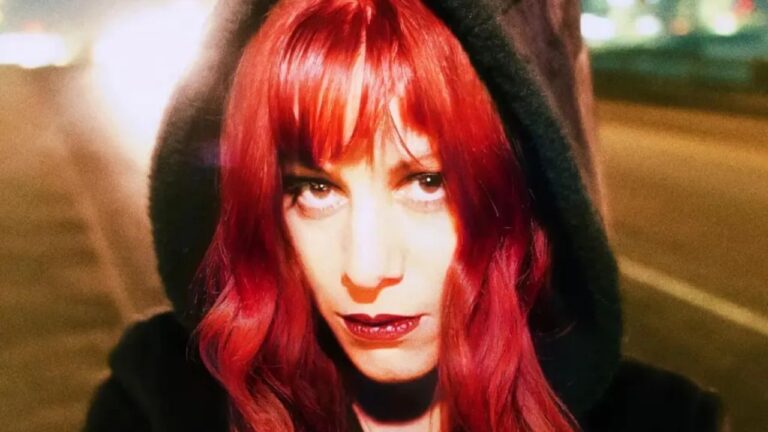 Jennifer Finch, baixista do L7, na foto de seu livro