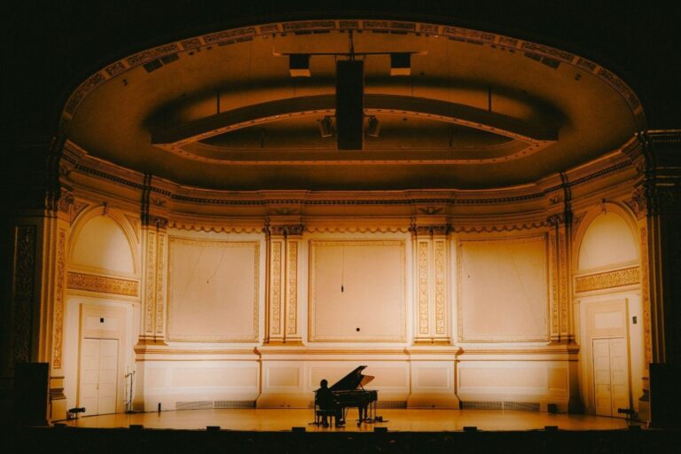 Cameron Winter se apresenta ao piano no Carnegie Hall em Nova York durante show de 2025